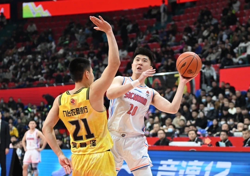 江苏客场战胜四川，继续保持榜首位置的简单介绍